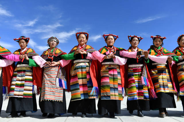 在西藏阿里地区札达县托林广场,当地群众在表演古格宣舞(7月27日摄)
