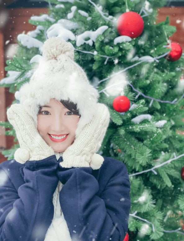 女生|毛晓彤雪地里拍摄，看状态还以为是十几岁的小女生，帽子起了很大的作用