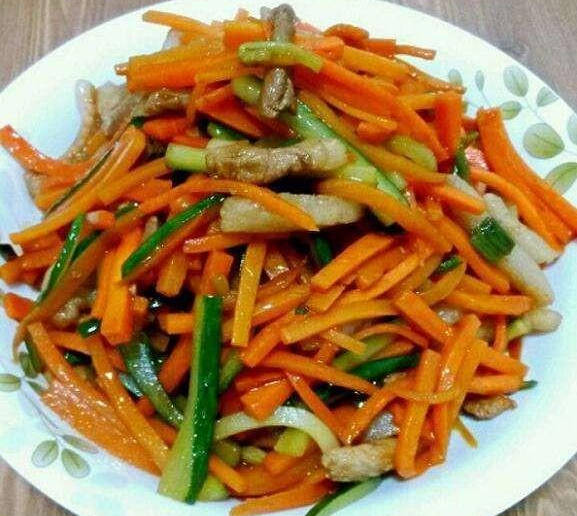 红萝卜炒肉丝怎么炒才好吃 1194784482f04f6790506108e846c943.jpeg