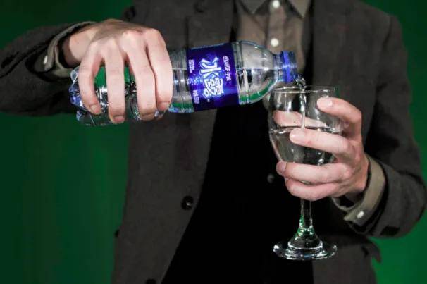 包装|最“寒酸”的瓶装水品牌,被普通人＂嫌弃＂,每年的销量却高达几十亿