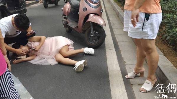 同伴|小电电撞伤女子后提速“闪人”，跑腿小哥见义勇为脱岗“追逃”