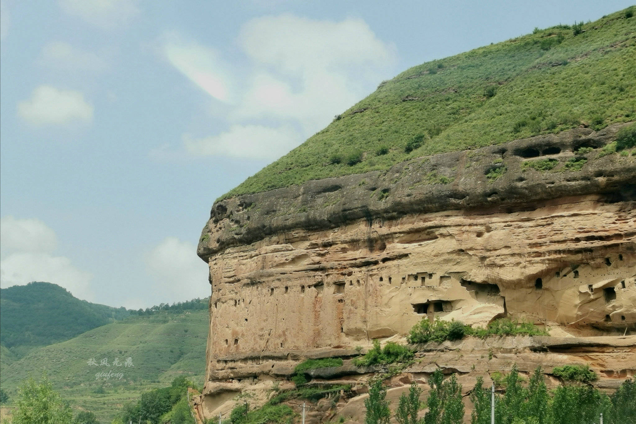旬邑(|旬邑三水河两岸悬崖峭壁上,一个个精致崖居让人震撼