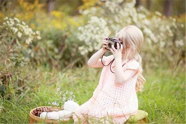 义卖|14岁李嫣和朋友摆摊义卖,穿着打扮引争议,承认她的优秀那么难吗