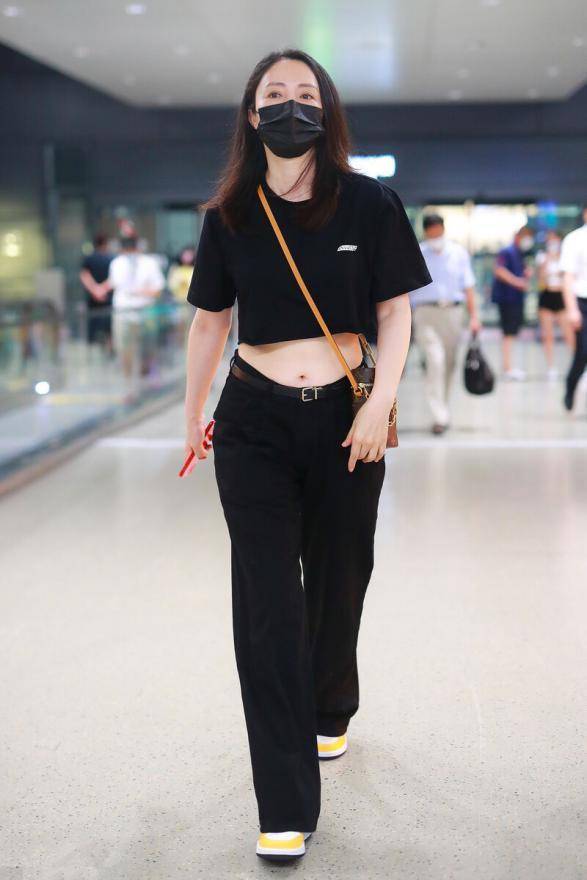 黑色|黑色怎么才能穿出彩?教你两招告别沉闷,穿出夏天应有的缤纷多彩