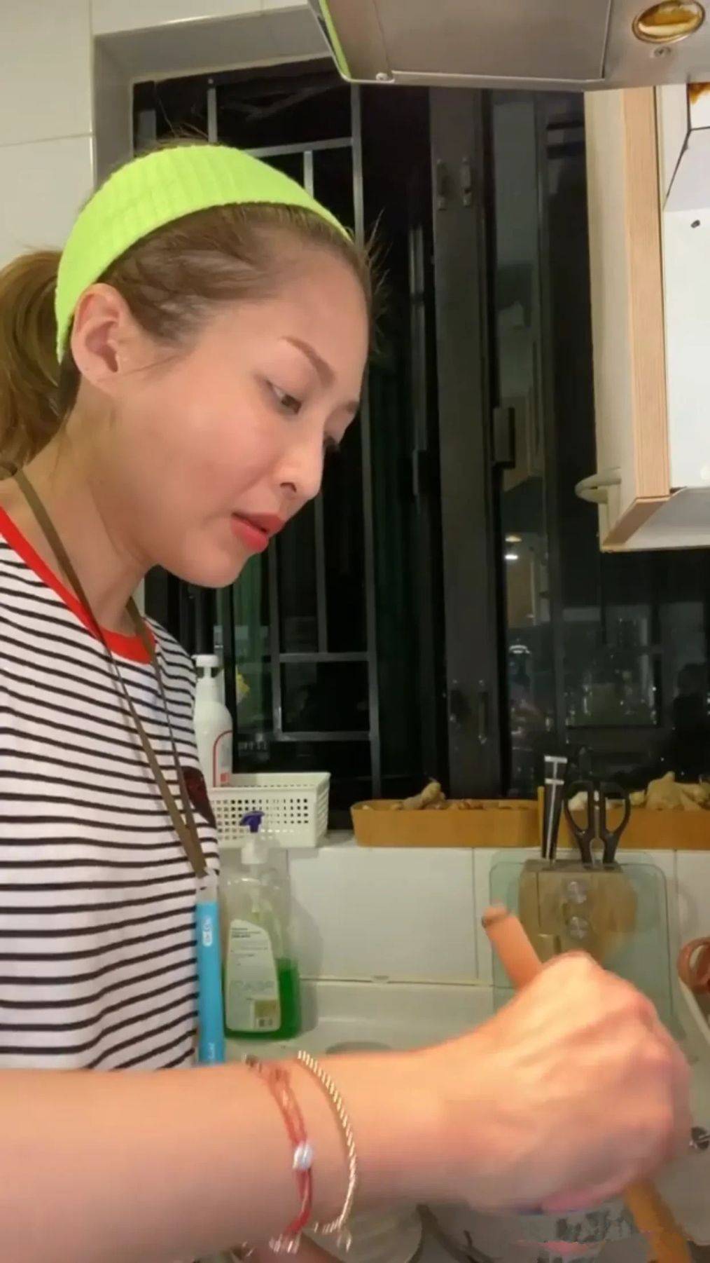 自爆|陈敏之自爆下厨照,颜值还是能“抗”,与上妆后基本无差!