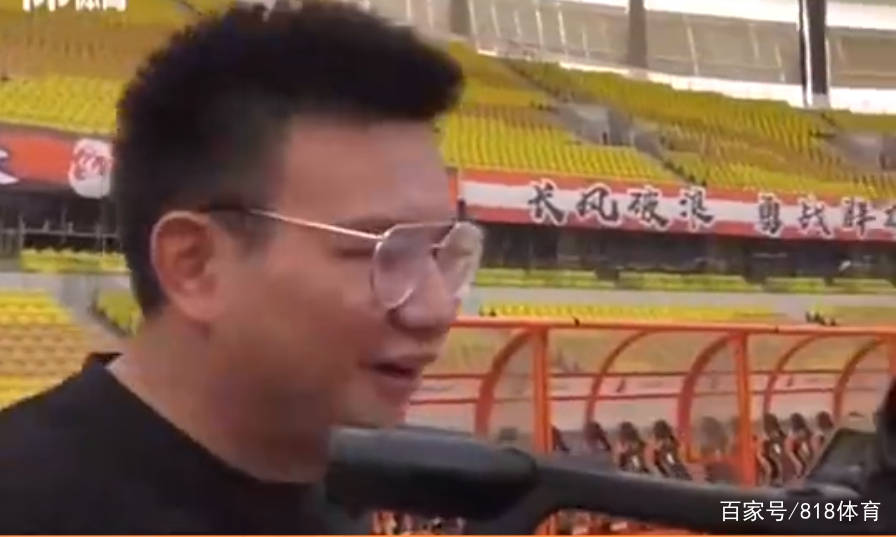 中文贼溜!姆比亚顺走摄像记者手机,埃弗拉中文提