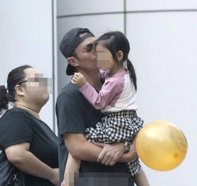 林心如霍建华女儿被赞“长相如偶像剧女主角”，家教严谨有礼貌