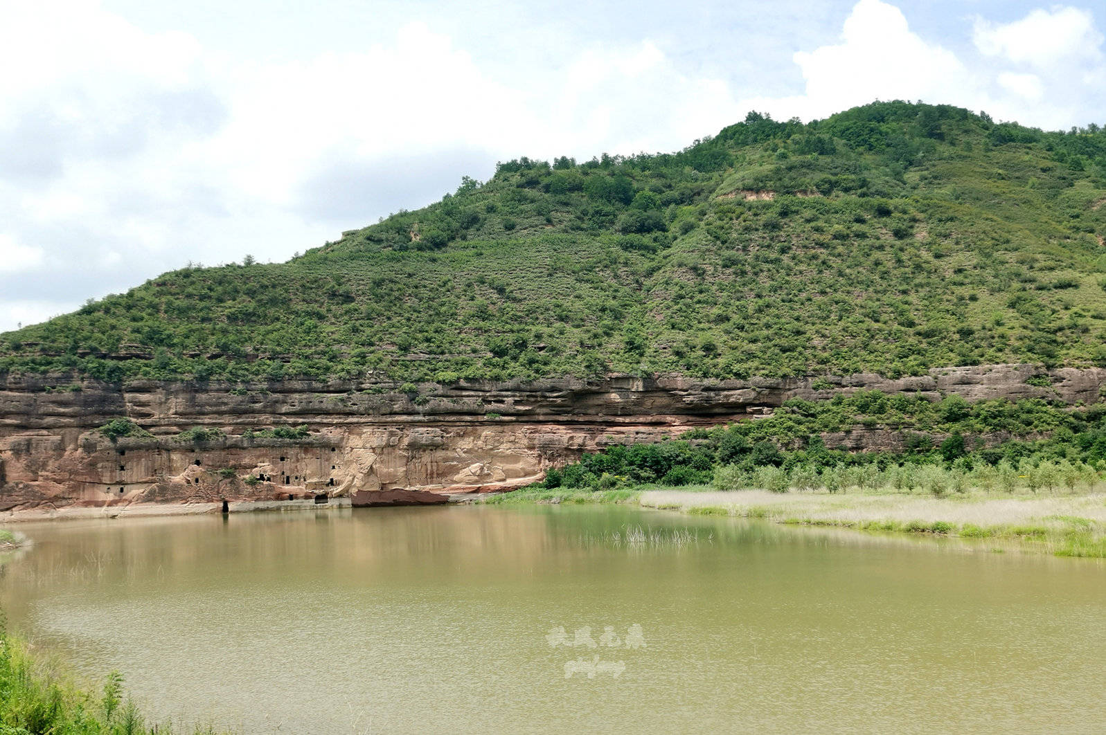 旬邑(|旬邑三水河两岸悬崖峭壁上,一个个精致崖居让人震撼