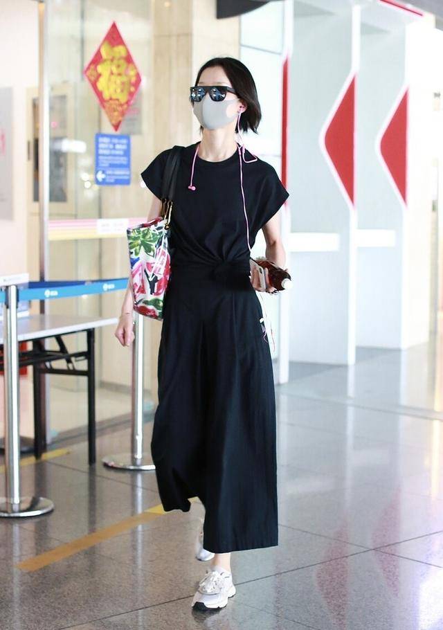 黑色|黑色怎么才能穿出彩?教你两招告别沉闷,穿出夏天应有的缤纷多彩