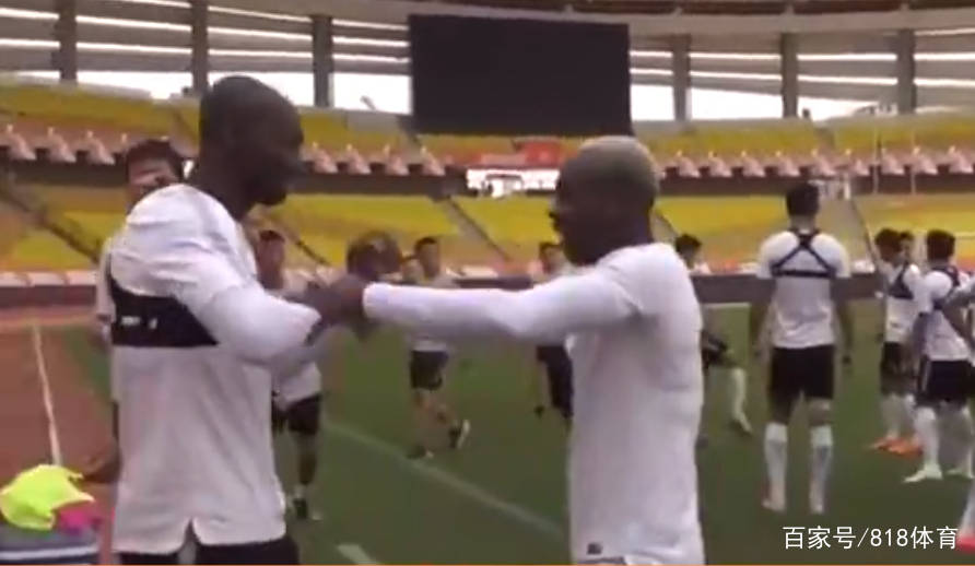 中文贼溜!姆比亚顺走摄像记者手机,埃弗拉中文提