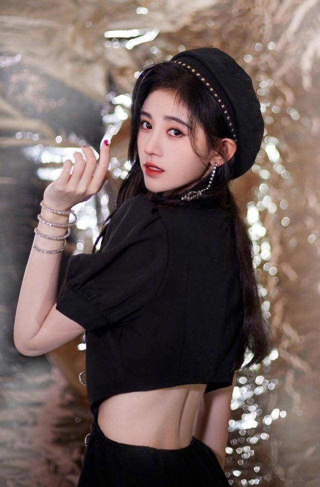 黑色|黑色怎么才能穿出彩?教你两招告别沉闷,穿出夏天应有的缤纷多彩