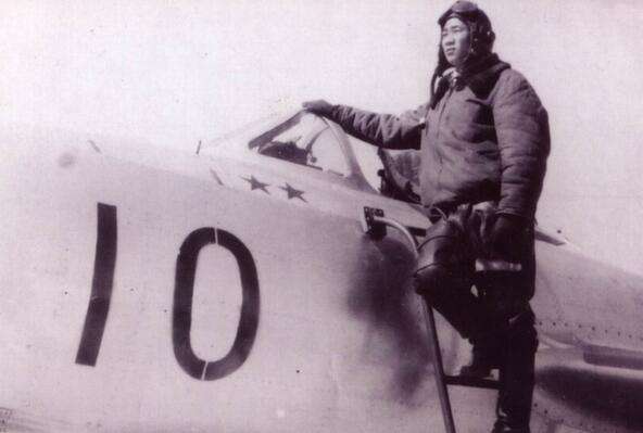 自愿军单刀击落美军王牌飞行员，48年后才获嘉奖