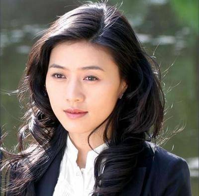 她当红时怀孕，为百亿富豪老公守寡5年，今45岁和女儿同框像姐妹