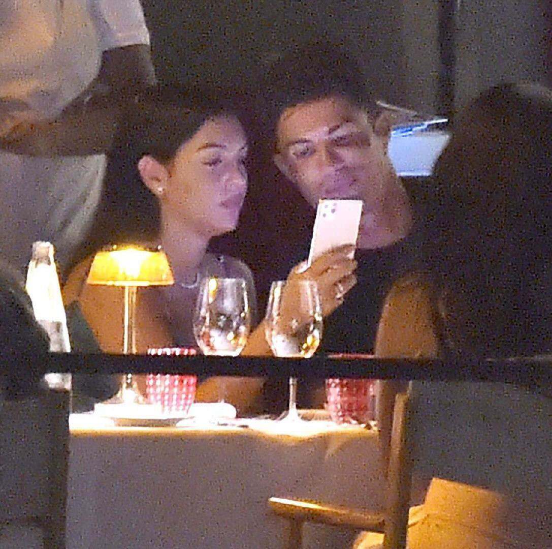 进晚餐|C罗与女友共进晚餐,乔治娜穿蓝色礼服美艳,小腹隆起疑似怀孕