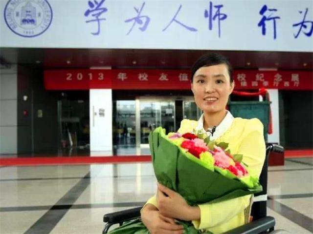 双腿|最美教师为救学生失去双腿，主动和丈夫提离婚，如今她怎么样了