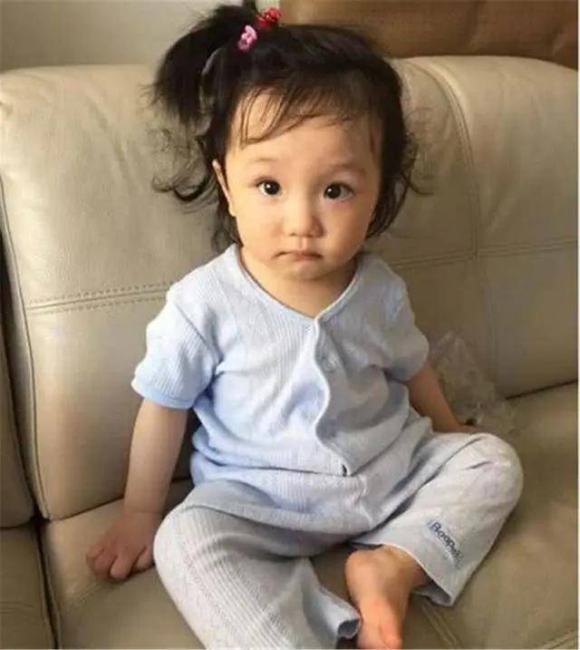 洪欣女儿长大了，笑容可爱大眼迷人，与1米87的哥哥成反差萌