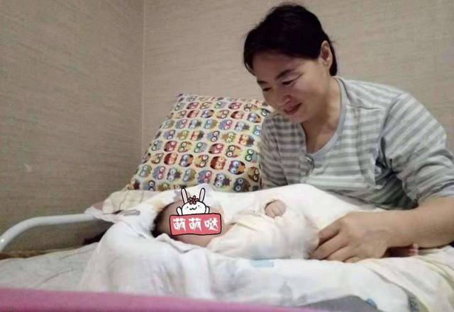 原创还记得4年前被妈妈拿剪刀划成“花脸猫”的男婴吗？现在成这样了