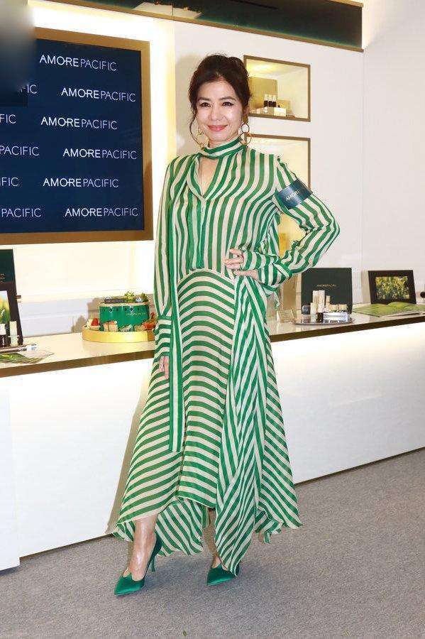 显得|钟楚红穿的很优雅，正视衰老又不修图，比同辈只会扮嫩的要漂亮！