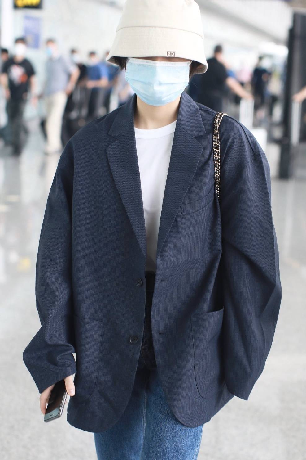 西装|张子枫身材太路人，高考后现身机场，夏季穿厚重西装牛仔裤更显矮