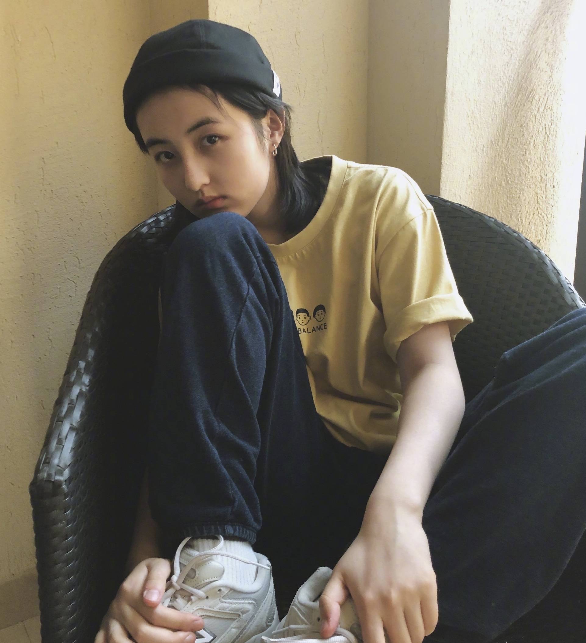 西装|张子枫身材太路人，高考后现身机场，夏季穿厚重西装牛仔裤更显矮