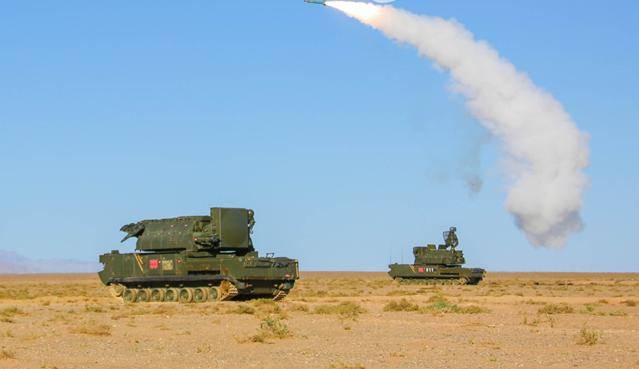 解放军新型火箭炮亮相西北！齐射场面壮观，打