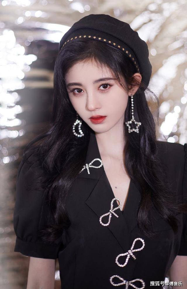 衣服|穿假货？鞠婧祎穿品牌未上架衣服，随后被扒佩戴手镯也是仿品