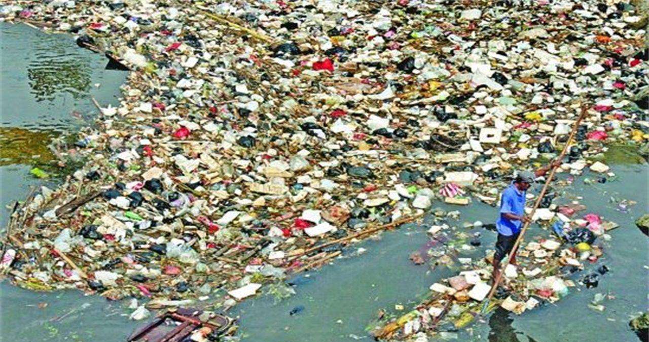 这条圣河如今有严重污染,尸体横行,垃圾四溢,河水浑浊,恒河受到严重