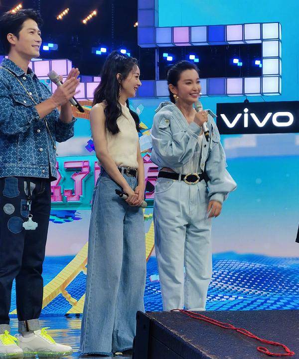 脖颈|李冰冰生图脖颈纹明显，脸上坑坑洼洼，打扮再年轻也得承认老了！