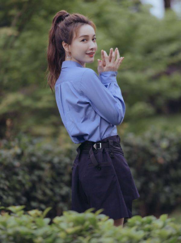 裤子|37岁吴昕终于瘦了!把黑袜当成裤子穿,这腿不得买保险?