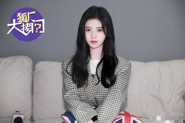 鞠婧祎采访否认是仙女，称不健身也有直角肩，