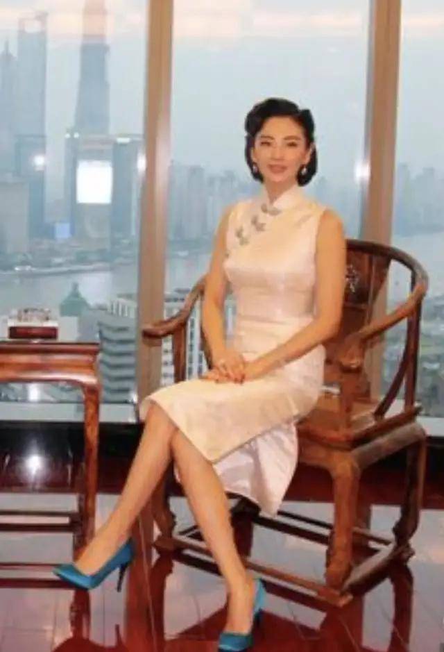 太平洋|神颜Lisa也有翻车的这天?她这环太平洋肩宽也太瞩目了...