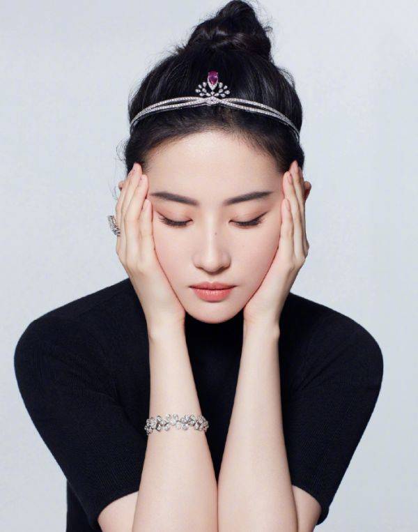 赫本|刘亦菲终于减肥成功！化赫本妆美如“真人公主”，男粉看完都动心