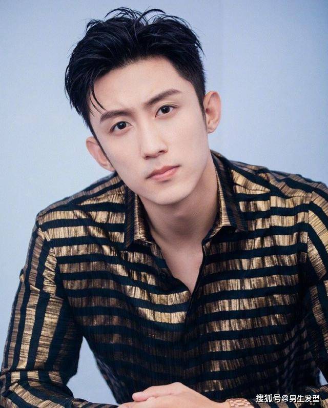 发型|脸上有这4个特征的男生，特别适合留“背头”发型，轻熟显帅气