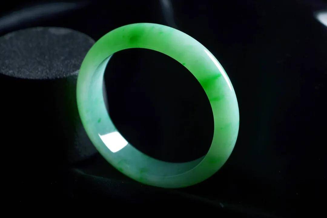 翡翠|裸石 or 镶嵌谁才是你的最爱？别着急，看完再下结论~