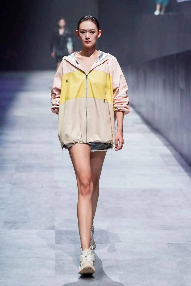 趋势|今年秋冬穿啥最时髦？中国国际皮革裘皮时装流行趋势发布秀告诉你