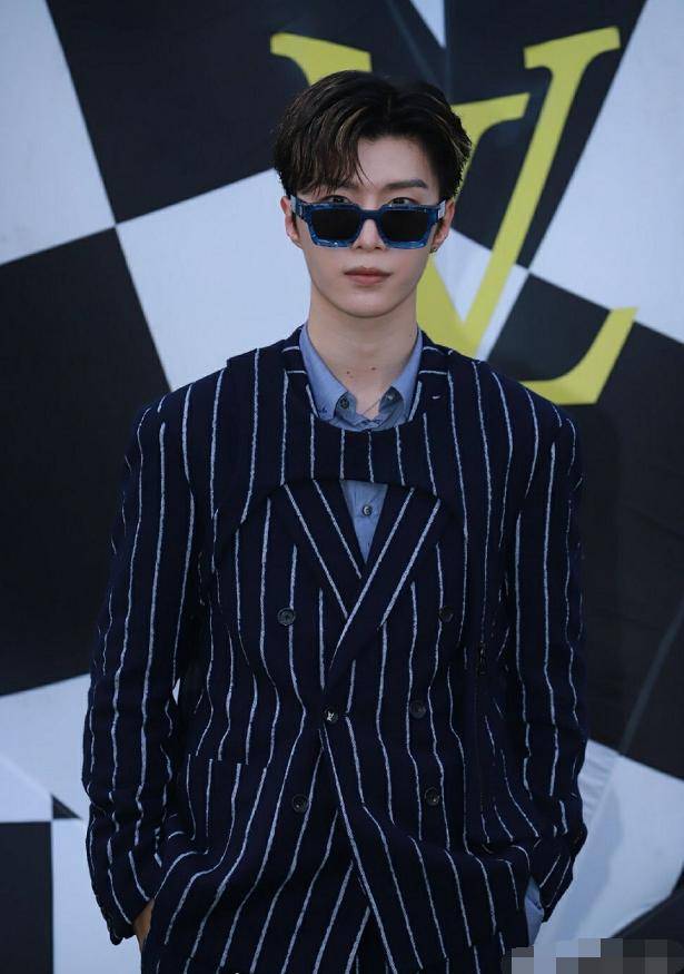 奚梦瑶|LV大秀：虞书欣腿粗万茜毫无星味，奚梦瑶发福成大妈，热巴美到炸