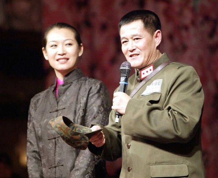 看看赵本山前妻与大女儿,再看看他现任妻子和小女儿,差别有些大_手机