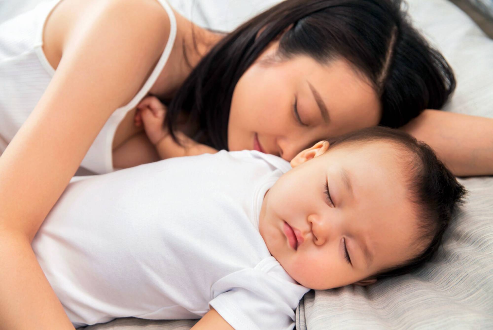 孩子睡觉时出现的三种反应，可能暗示宝宝是个聪明娃