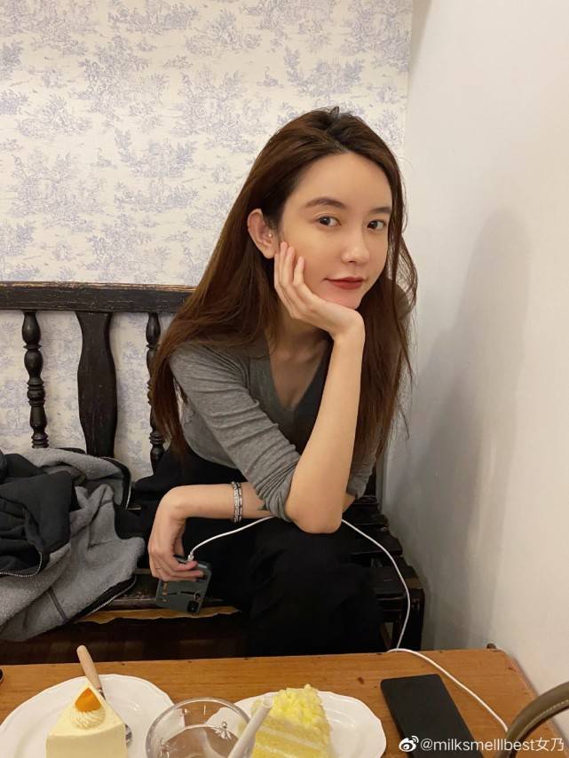 花花|总裁夫人一袭白裙优雅亮相，被赞穿衣高级，张大奕晒照不敢露正脸