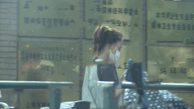 马思纯现身医院求诊，素颜憔悴眉头紧蹙，与医