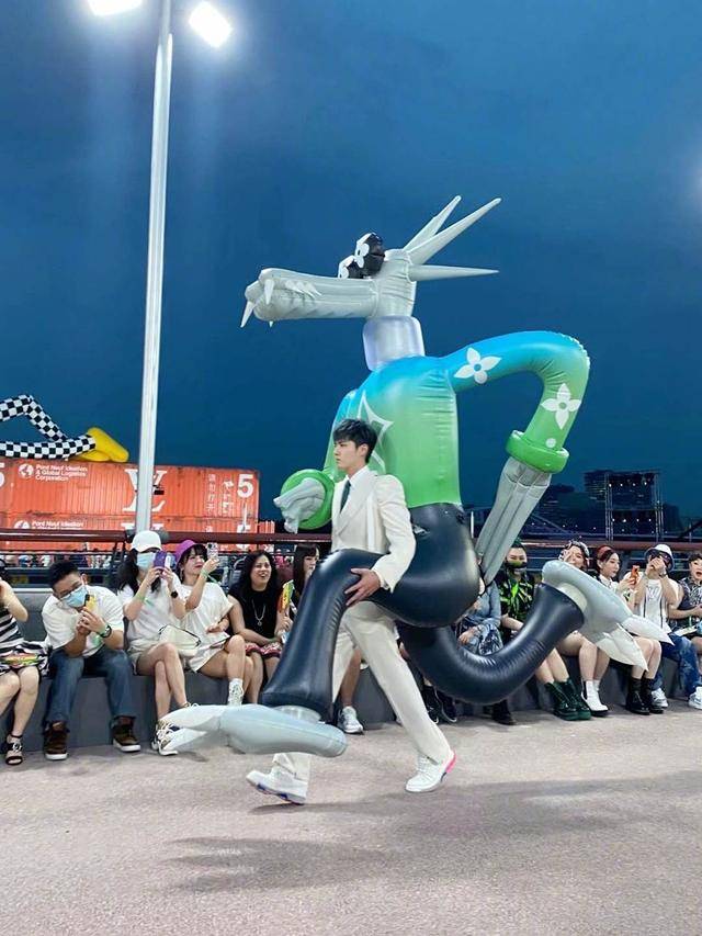 奚梦瑶|LV秀成村口晚会！虞书欣穿红裙小粗腿吸睛，奚梦瑶宫廷裙slay全场