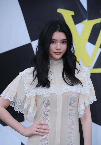 奚梦瑶|LV秀成村口晚会！虞书欣穿红裙小粗腿吸睛，奚梦瑶宫廷裙slay全场