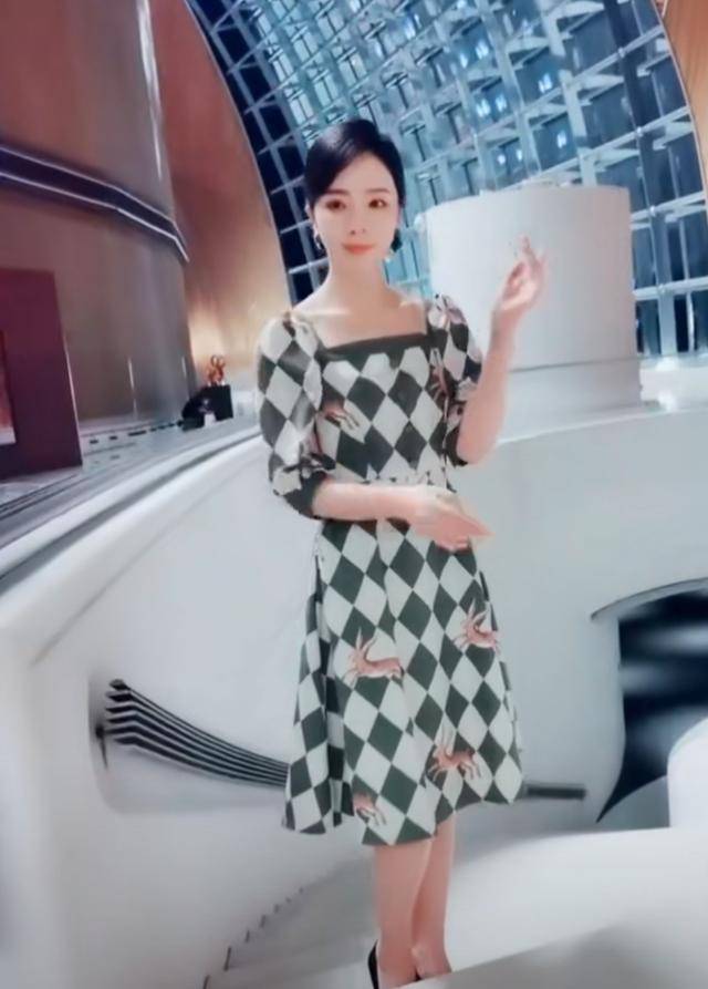 央视主持人李思思事业受挫？称要改变自己，还