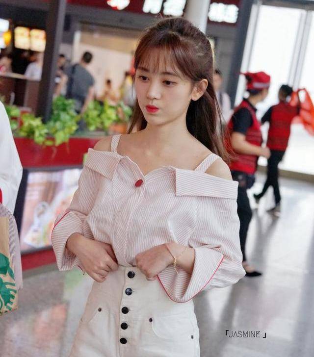 鞠婧祎被曝耍大牌，乘坐公共电梯先把人赶出去