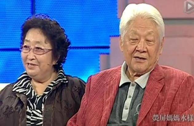 彭玉说她对陈久荣是"一见钟情"的,并且还是自己主动要和陈久荣在一起