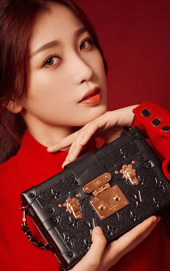 例假|虞书欣模仿杨紫穿“例假裙”，看她侧身时的曲线后，谁顶得住？