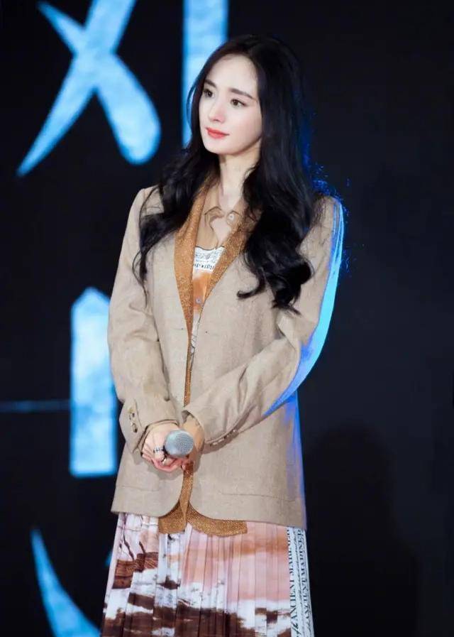 原创杨幂时尚感可真强,长款西装外套搭配复古百褶裙,凸显优雅知性美
