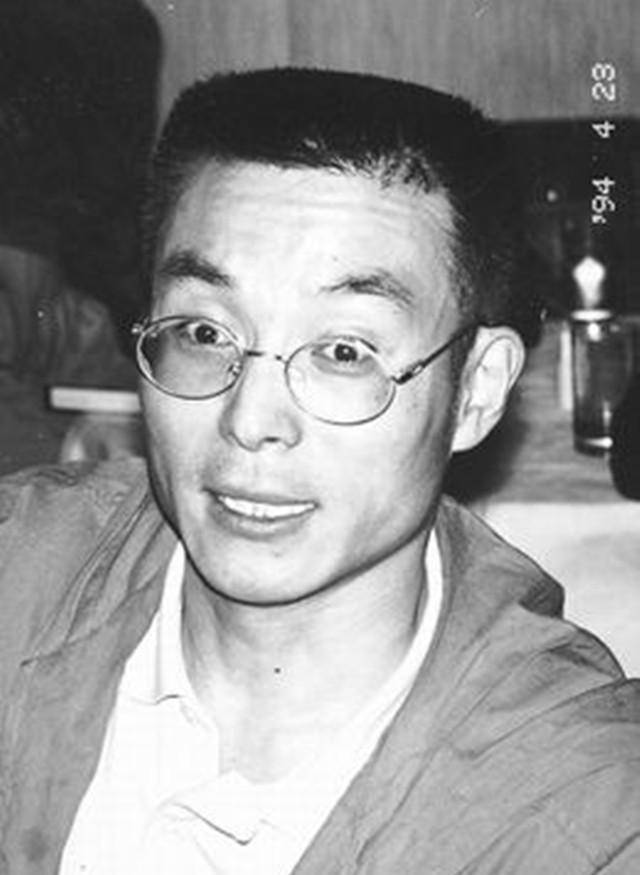 他的同班同学张铁林,长得浓眉大眼,在那个年代是数一数二的帅气男孩
