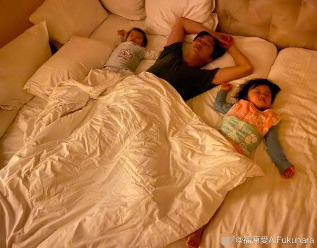 福原爱晒四代同框照,江宏杰带俩孩子,姐姐像