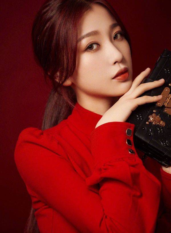 例假|虞书欣模仿杨紫穿“例假裙”，看她侧身时的曲线后，谁顶得住？